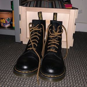 1460 Dr. Martens Classic 8-Eyelet Boot Size 7